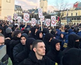 Нацкорпус пикетировал встречу Порошенко с избирателями во Львове