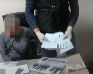 В Днепре семейного врача поймали на взятке за выдачу поддельных COVID-документов