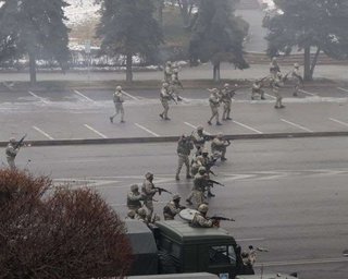 Бои с частями ВДВ и десятки погибших. В Казахстане началась "зачистка" Алматы (видео)