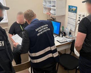 Уролог продав військовозобов'язаному нирковий камінь своєї пацієнтки, щоб той уникнув мобілізації