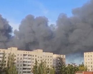 Масштабна пожежа під Петербургом: у РФ загорілася будівля холодокомбінату (відео)