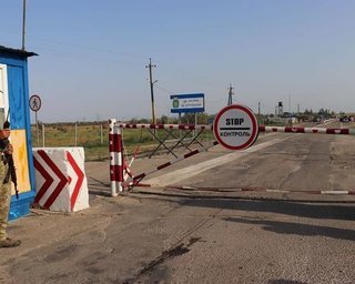 Крымчане, пострадавшие от выброса в Армянске, едут на территорию Украины