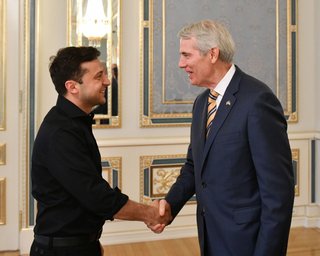 В Украине две войны: с Россией и коррупцией, – Зеленский на встрече с сенатором США