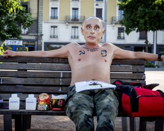 Поліція в Женеві вилучила в активістів банку з написом "Новачок" для зйомок фільму про Путіна, — ЗМІ