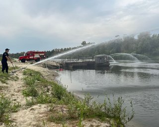 Темное пятно и запах: в Сейме заметили повторное загрязнение, которое направляется в Десну, — Минприроды