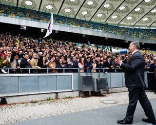 "Весь Киев здесь". Картинка и реальность первых (само)дебатов на НСК "Олимпийский"
