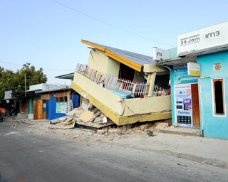Землетрус в Індонезії: кількість загиблих зросла до 77, постраждали тисячі (відео)