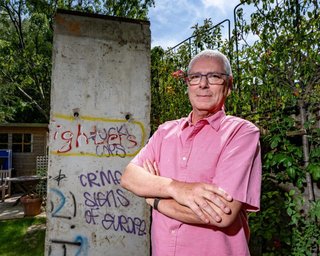Шматок Берлінського муру у дворі: сусіди поскаржилися на самочинне будівництво