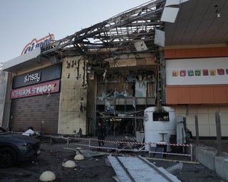 У Сумах РФ повторно вдарила по ТРЦ "Мануфактура": почалась пожежа