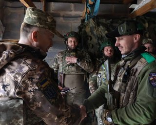 Ситуация сложная: Сырский наградил защитников Бахмута, отразивших несколько атак ВС РФ (фото)
