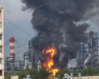 Дрони атакували Москву: чорний дим піднявся над найбільшим НПЗ міста (фото, відео)