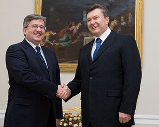 Янукович и Коморовский подписали Дорожную карту
