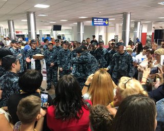 Командующий ВМС ВСУ наградил освобожденных моряков и повысил их в званиях