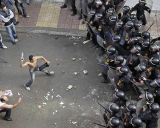 В Египте у стен посольства США вспыхнули новые беспорядки