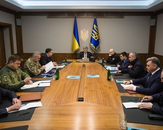 Президент провел внеочередное заседание военного кабинета СНБО из-за ситуации в Луганске