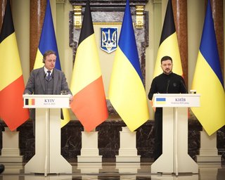 Нова допомога і перші полонені китайці: головне з брифінгу Зеленського і де Вевера