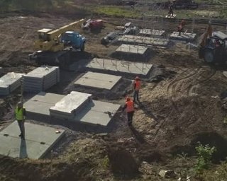 В Станице Луганской начали возводить временный мост