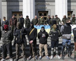 Правый сектор забросал экс-беркутовцев светошумовыми гранатами и заблокировал в суде