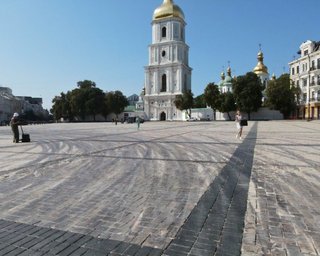 "Осквернили душу Киева": коммунальщики не отмыли Софийскую площадь после дрифта Red Bull (фото)