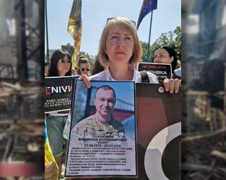 "Россияне спланировали обстрел барака". Интервью с женой погибшего в Еленовке азовца