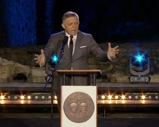 Восхитился Орбаном: словацкий премьер Фицо впервые после покушения появился на публике