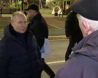 Визит Путина в Мариуполь: СМИ частично опознали людей, встречавших президента РФ (фото)