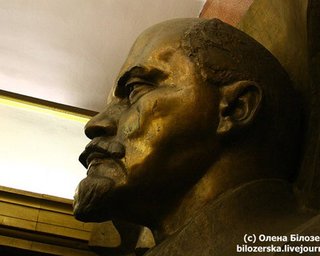 Неизвестные повредили скульптуру Ленина в киевском метро