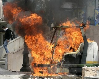 В Афинах анархисты подожгли полицейский автобус