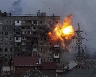 "Самі непогано впоралися": у Маріуполі між житловими будинками розірвався боєкомплект росіян