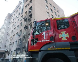 Нічна атака РФ: у Києві влучили у багатоповерхівку, в Запоріжжі постраждали медзаклади (фото)