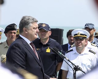 Москва хочет сделать "русское озеро" из Азовского и Черного морей, - Порошенко
