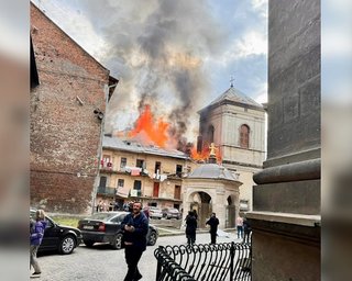 Атака на Львов: горит историческая церковь святого Андрея в центре города (видео)