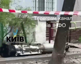 В киевском дворе нашли обломки огромной российской ракеты (видео)