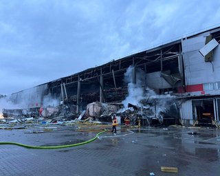 Символ розвитку: Росія знищила унікальний термінал "Нової пошти" у Києві (фото)