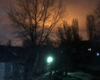 Взрывы в Саратове и Энгельсе: дроны поразили НПЗ, российские власти заявляют о разрушениях и жертвах (видео)