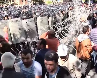 Бархатная революция в Армении: митингующие заблокировали здание правительства