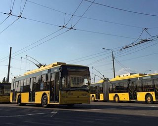Через постійні тривоги: у Києві запустили автобус між берегами Дніпра замість метро