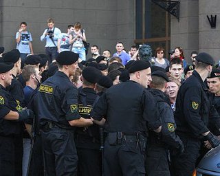 Митингующих в Беларуси призывают становиться в очередь к "автозакам"