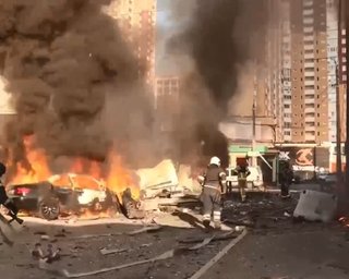 Как выглядит автосалон, больницы и налоговая в Киеве после атаки РФ: руины и разбитые стекла (видео)