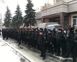 Столичный суд пикетировали сто спецназовцев