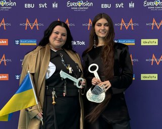 alyona alyona & Jerry Heil появились на открытии Евровидения 2024 в черных костюмах обшитых ключами (фото)
