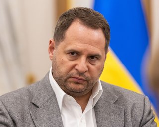 Відпустили з відділку вночі: поліція "поспілкувалася" з військовим, який кинув яйце в Єрмака, — ЗМІ