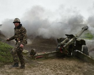 Война в Нагорном Карабахе: из столицы идет эвакуация жителей, возле Шуши продолжаются бои