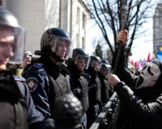 Милиция объявила в розыск троих человек, бросавших снежками в депутатов