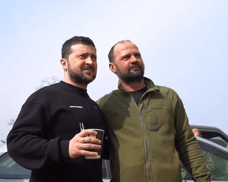 "Нам за деньги": Зеленский в Донецкой области зашел на местную АЗС за чаем (видео)