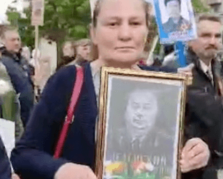 Монтян гуляла по окупованому Донецьку з портретом діда Зеленського (відео)