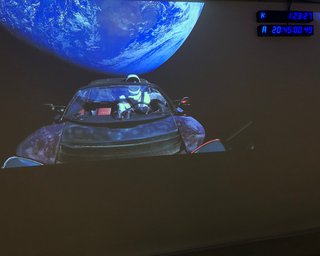 Falcon Heavy успешно доставила в космос автомобиль Илона Маска