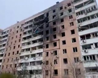 В Запорожье КАБ попал в многоэтажку: атака продолжается (видео)