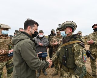 "Люди боятся": Зеленский рассказал, объявят ли в Украине военное положение (видео)