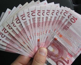 Евро в обменниках продают по 10,90 гривен